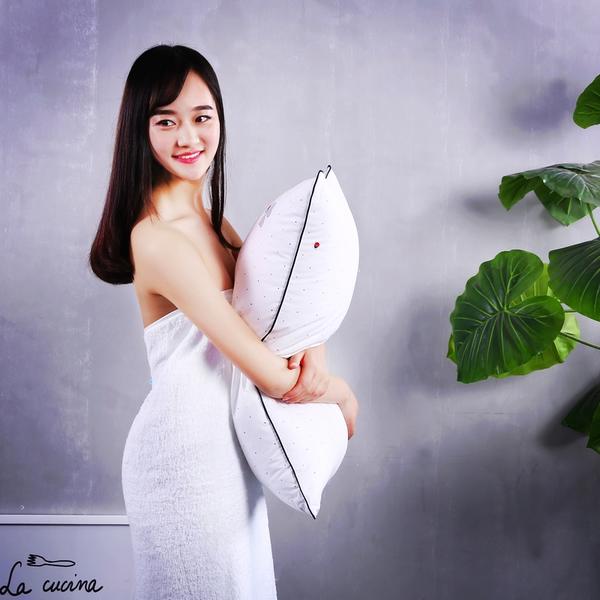 鼠标滚轮向上或向下滚动,能放大或缩小图片哦~