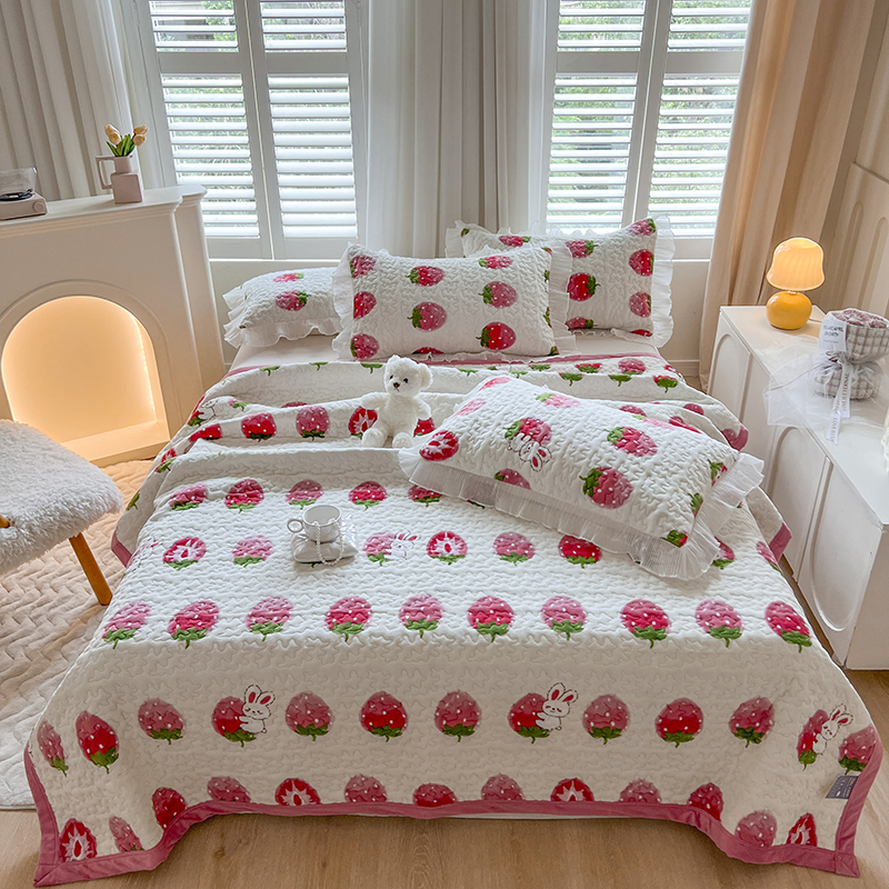 2024新款加厚牛奶绒印花床盖 90*200cm+枕套一对 草莓派对