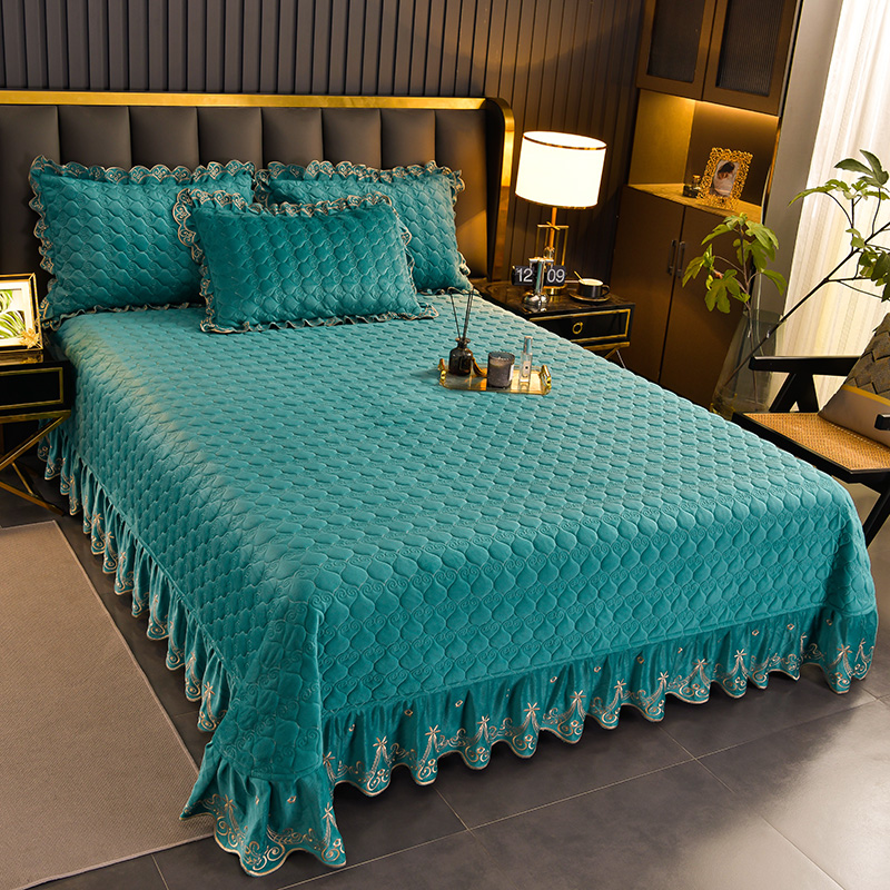 2023新款纯色水晶绒刺绣花边床盖三件套 床盖单件(245*245cm) 典雅绿