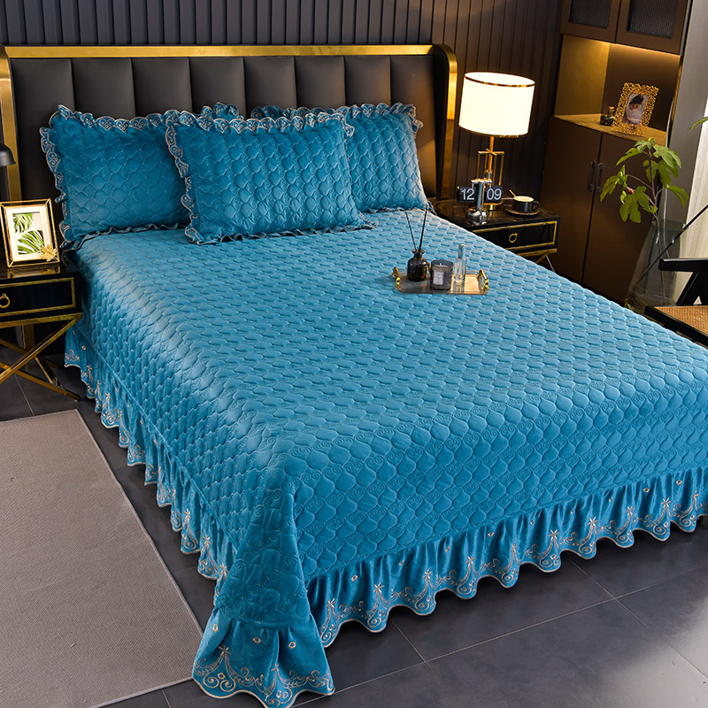 2023新款纯色水晶绒刺绣花边床盖三件套 床盖单件(245*245cm) 孔雀蓝