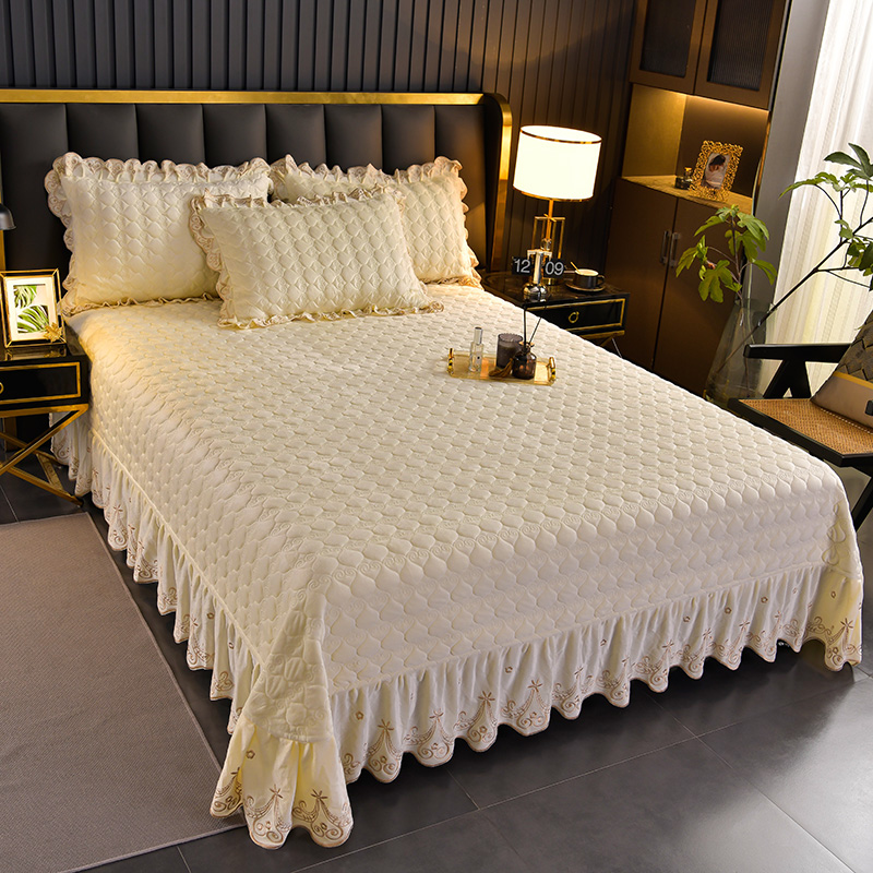 2023新款纯色水晶绒刺绣花边床盖三件套 床盖单件(245*245cm) 清新米