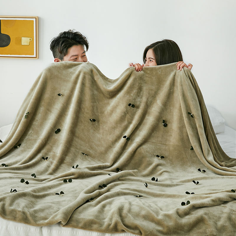 2022新款250g加厚牛奶绒种草姬毯--拍法二 200*230cm 浅滩咖-情侣卧室图