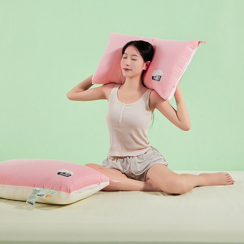 2024新款云朵枕 枕头枕芯 48*74cm/只 云朵舒适枕-粉色低枕-模特图