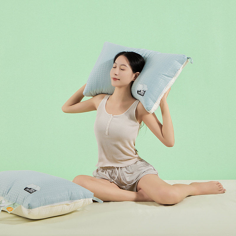 2024新款云朵枕 枕头枕芯 48*74cm/只 云朵舒适枕-蓝色低枕-模特图