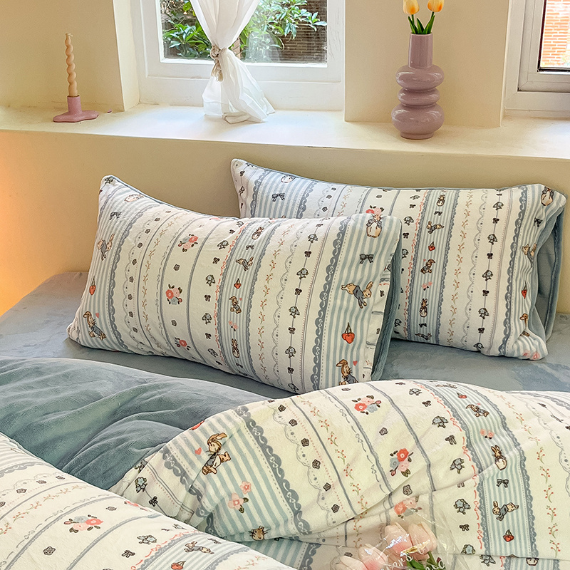 2025新款高克重牛奶绒印花单枕套 蓝色小兔