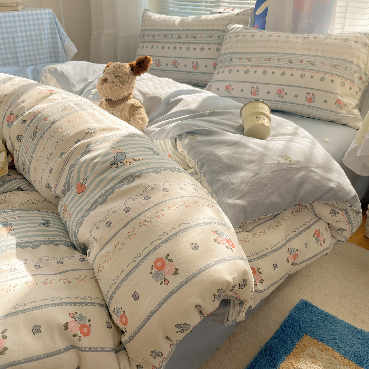 2026新款全棉小清新印花四件套 蓝条花朵兔