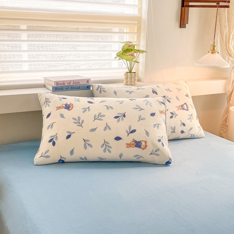 2025新款高克重牛奶绒印花单枕套 树叶小兔子