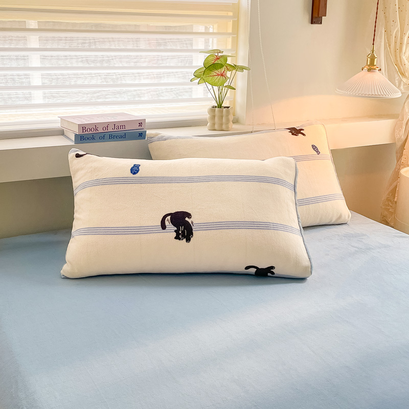 2025新款高克重牛奶绒印花单枕套 蓝条猫咪