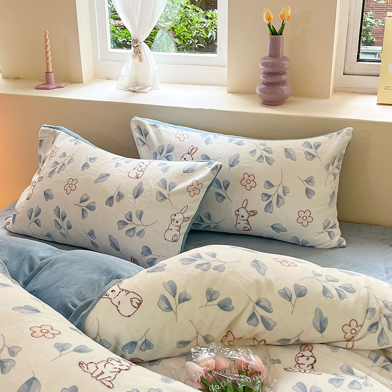2025新款高克重牛奶绒印花单枕套 乖乖兔