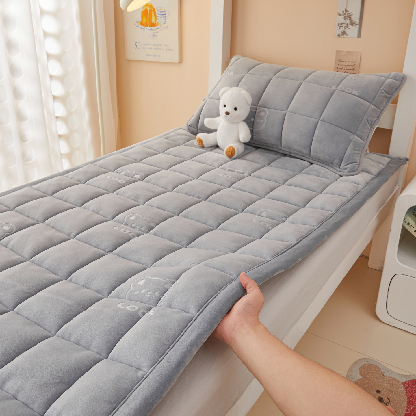 2025新款宝宝绒学生床褥-look熊-场景一 look熊-床褥-蓝