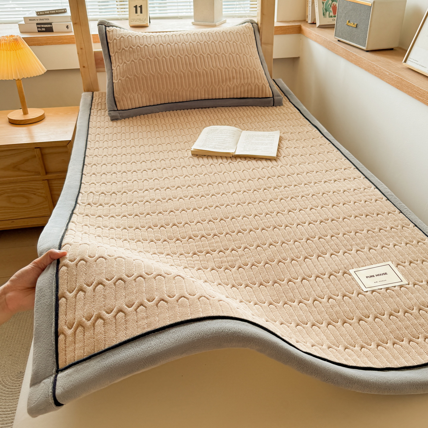 2025新款暖阳-新棉绒学生床褥-场景二 暖阳-奶咖