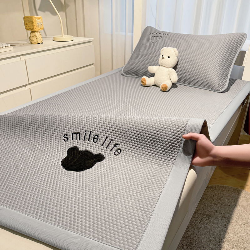 2026新款PE凉感冰豆豆凉席贴布绣床席款-八宝熊-学生款（场景二 ）