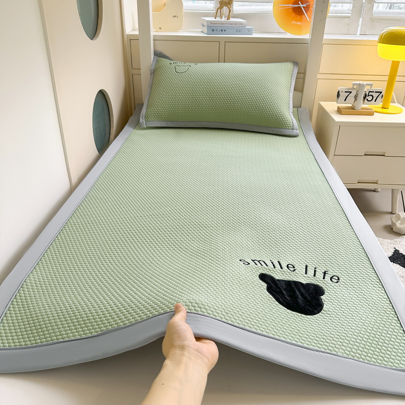 2026新款PE凉感冰豆豆凉席贴布绣床席款-八宝熊-学生款（场景一）