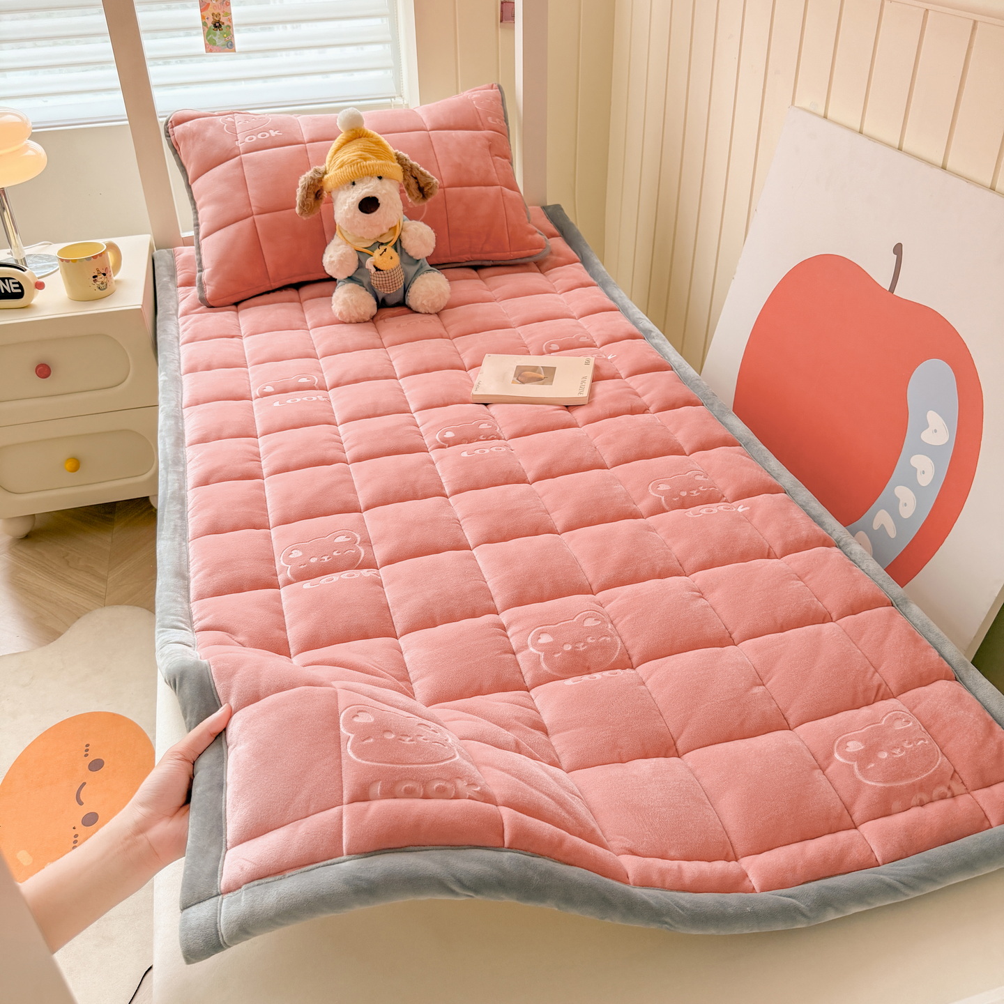 2025新款宝宝绒学生床褥-look熊-场景二 look熊床褥-粉