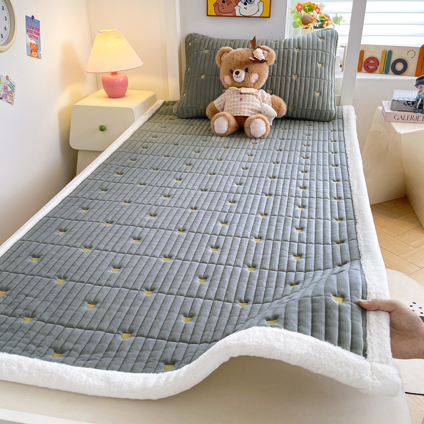 2025新款熊熊系列-宝宝绒学生床褥-场景二 熊熊床褥-浅鹅黄
