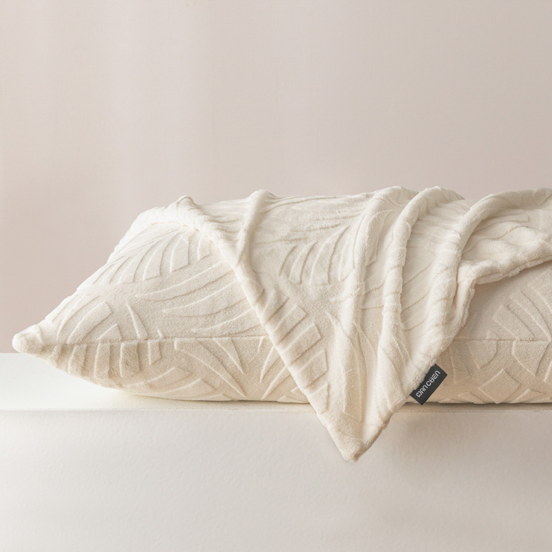 2023新款纯色保暖牛奶绒雕花单品枕套 :48*74cm枕套一对 枕套-秋叶-奶白