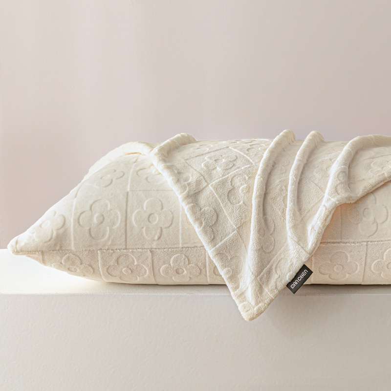 2023新款纯色保暖牛奶绒雕花单品枕套 :48*74cm枕套一对 枕套-樱花草-奶白
