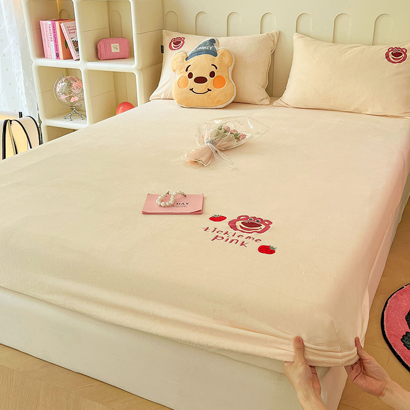 新款牛奶绒迪士尼刺绣床笠枕套 1.2*2m 草莓熊奶黄