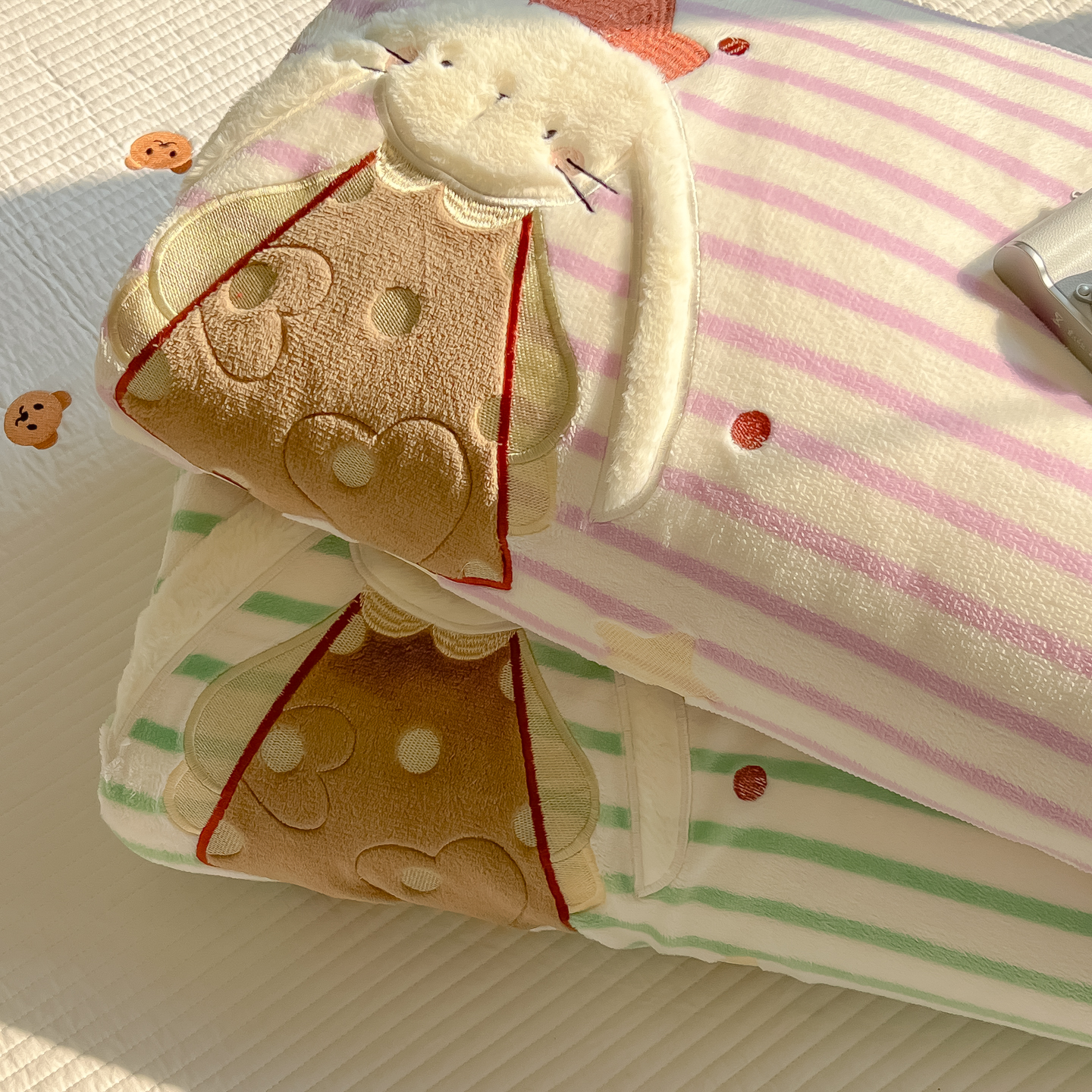 2025新款牛奶绒条纹贴布绣翻边毛毯