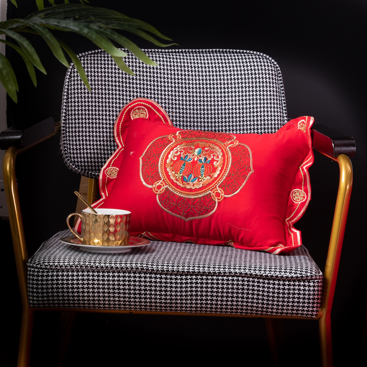 2025新款婚庆绣花小抱枕 石榴小抱枕