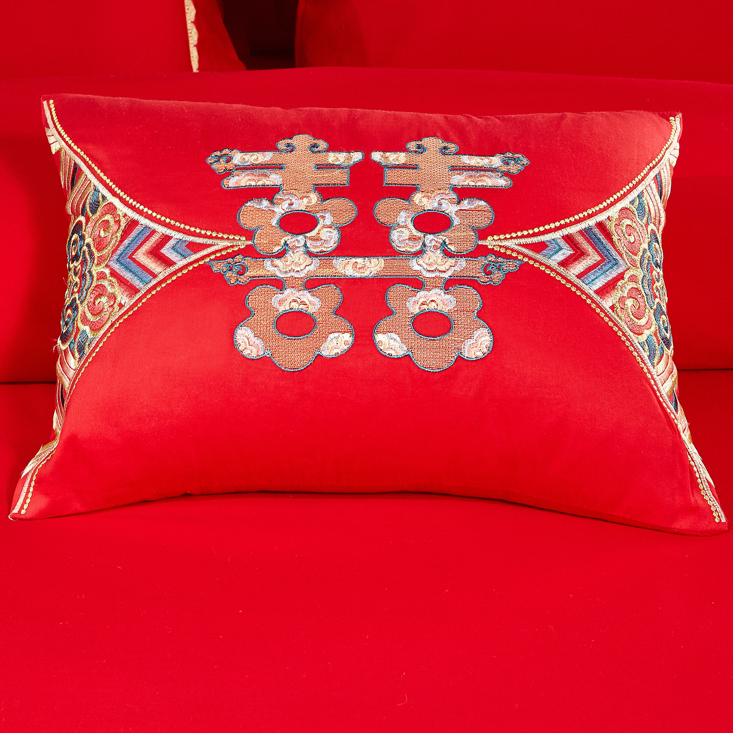 2025新款婚庆绣花小抱枕 九五小抱枕磨毛款