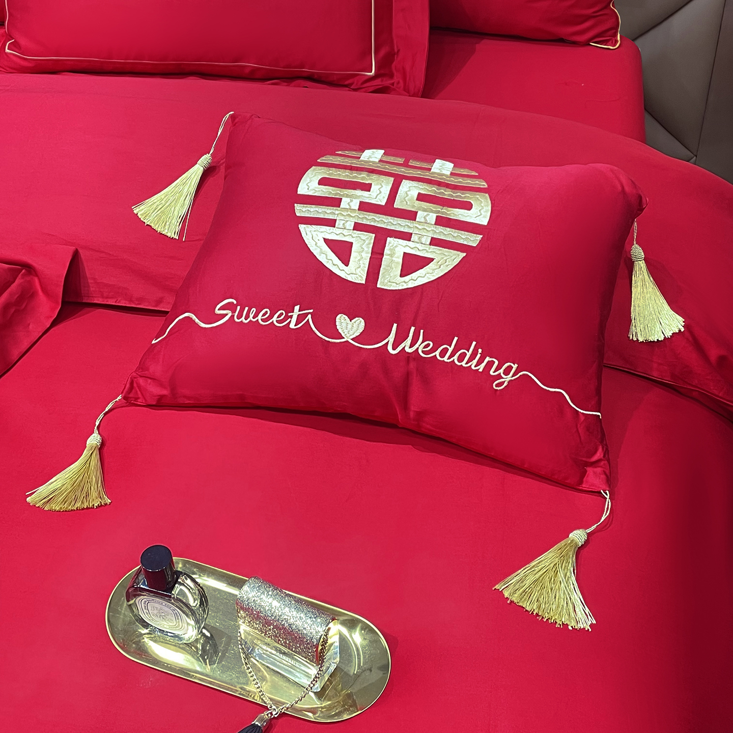 2025新款婚庆绣花小抱枕 磨毛四角带穗小抱枕