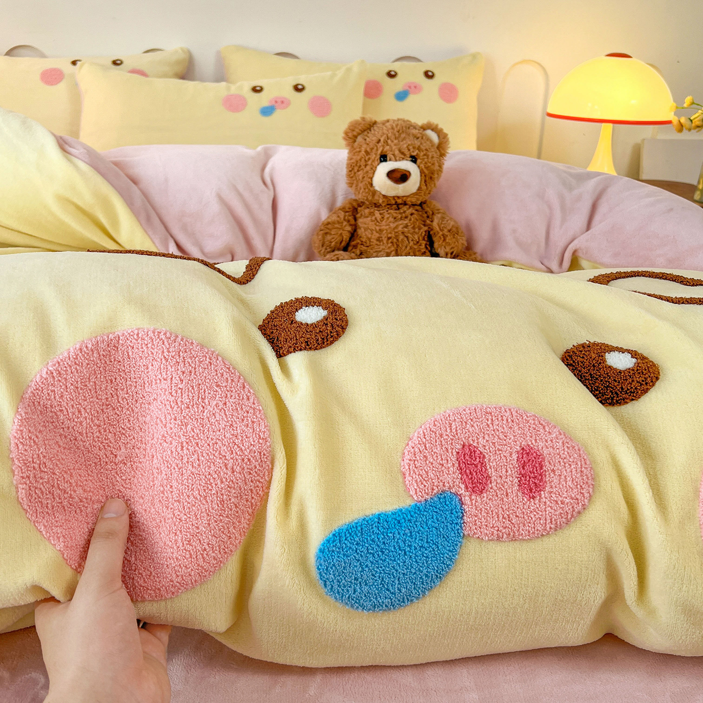 2025新款高克重牛奶绒大版卡通毛巾绣床单床笠四件套 可爱猪猪