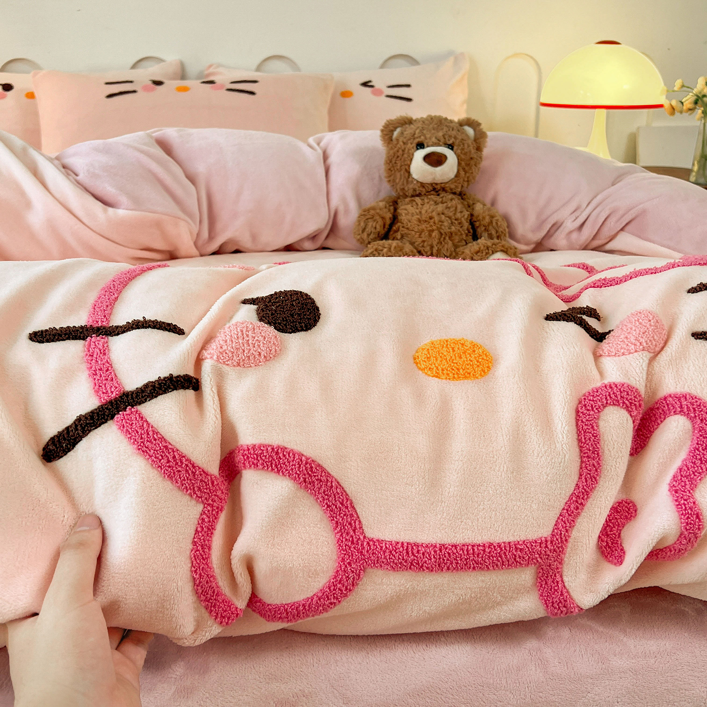 2025新款高克重牛奶绒大版卡通毛巾绣床单床笠四件套 幸运猫咪