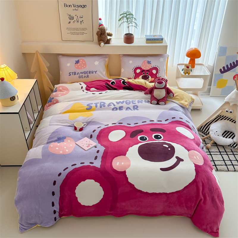 2025新款高克重牛奶绒大版印花卡通四件套 草莓熊