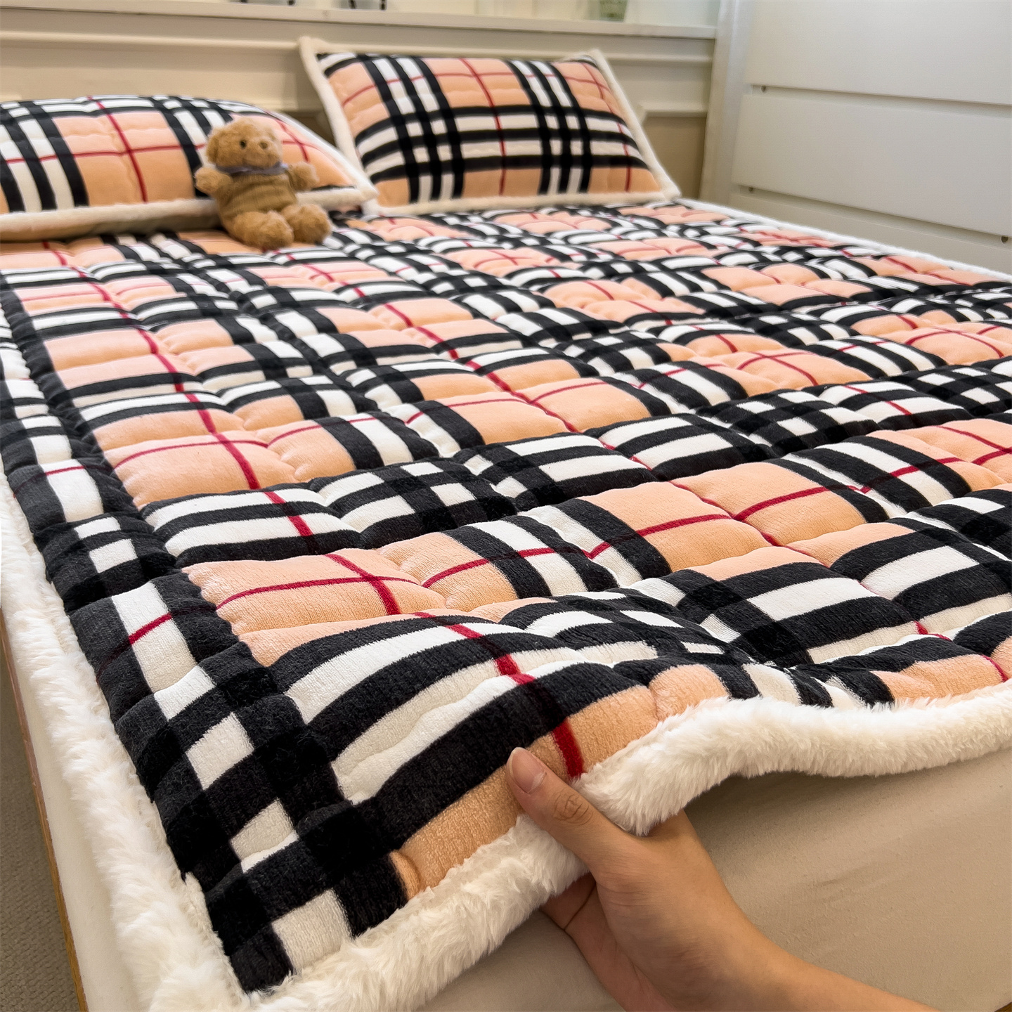 2025新款A类牛奶绒无印风格子床褥床护垫学生床垫