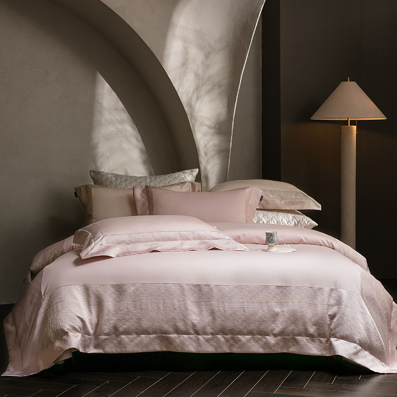 2026新款50支全棉高精密提花边条款轻奢四件套 鎏金巴黎-樱花粉