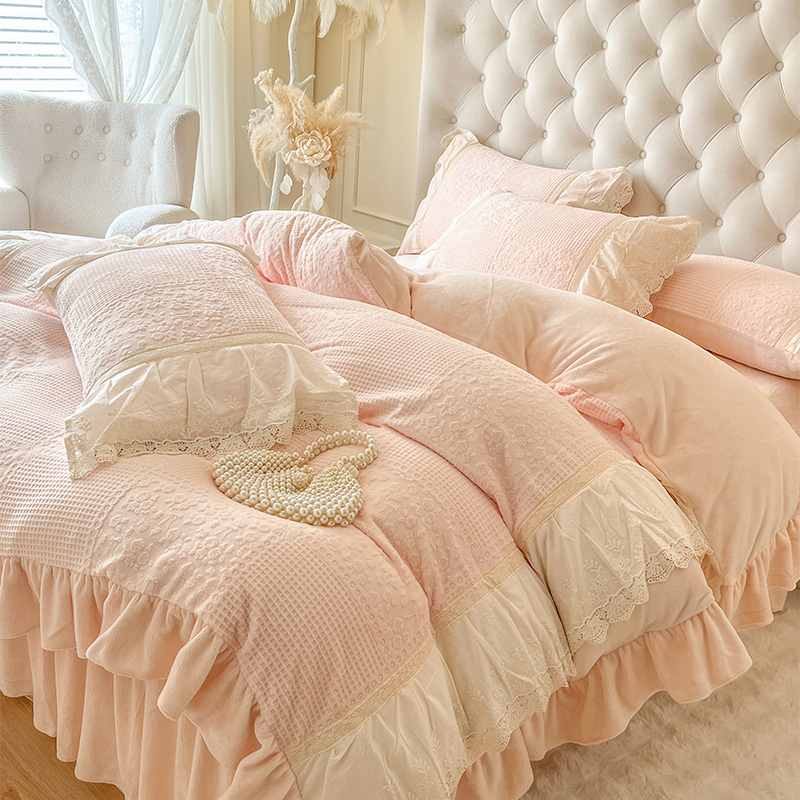 2025新款法式雕花牛奶绒四件套床裙款-爱丽丝系列 爱丽丝-粉