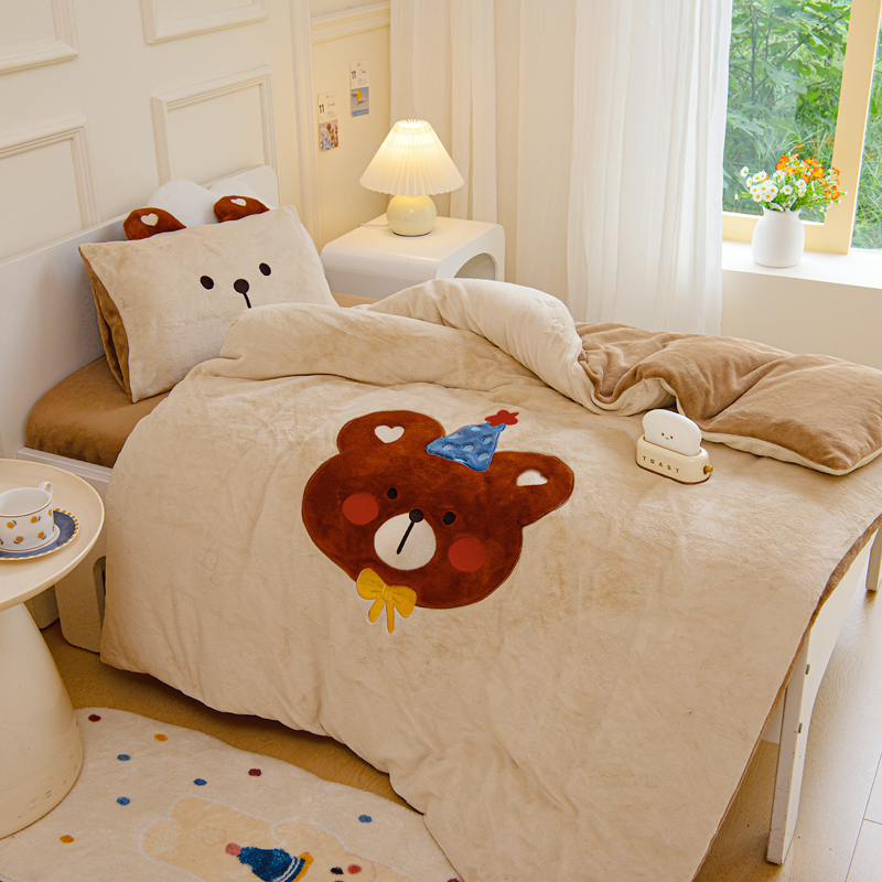 2025新款230g牛奶绒绣花卡通三件套多件套 生日小熊