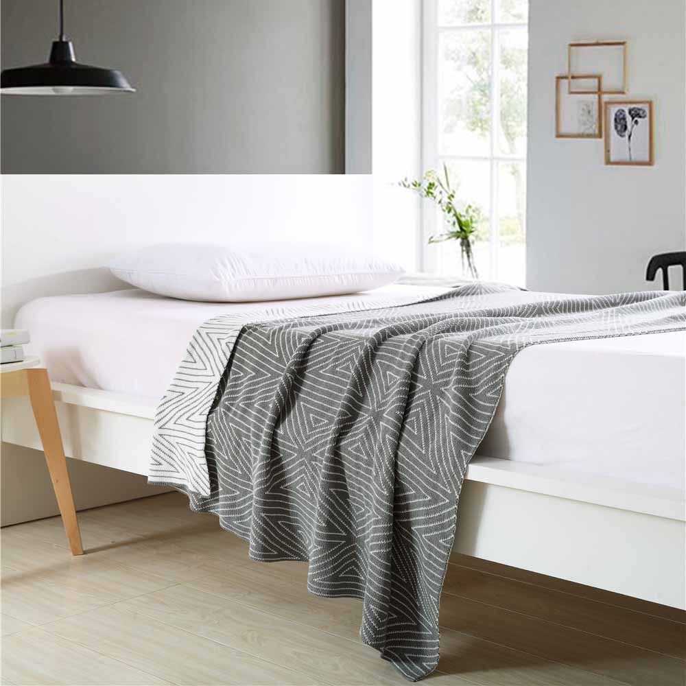 针织盖毯.沙发毯.休闲午睡毯.床尾巾-几何毯 150*200cm 灰白三角