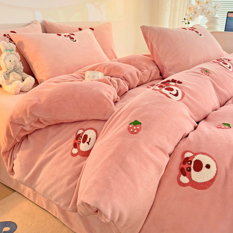 2025新款纯色牛奶绒毛巾绣四件套 草莓熊熊-豆沙