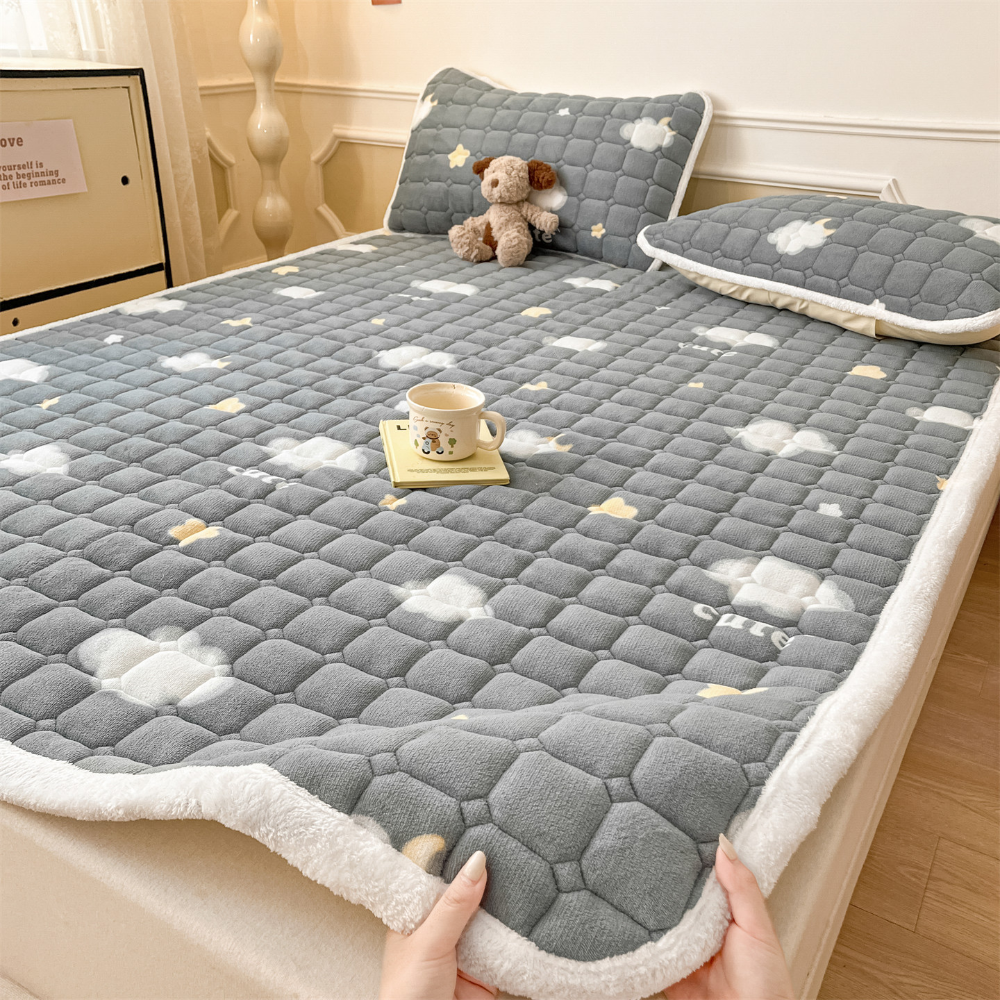 2025新款印花牛奶绒加厚夹棉床褥床垫 云朵