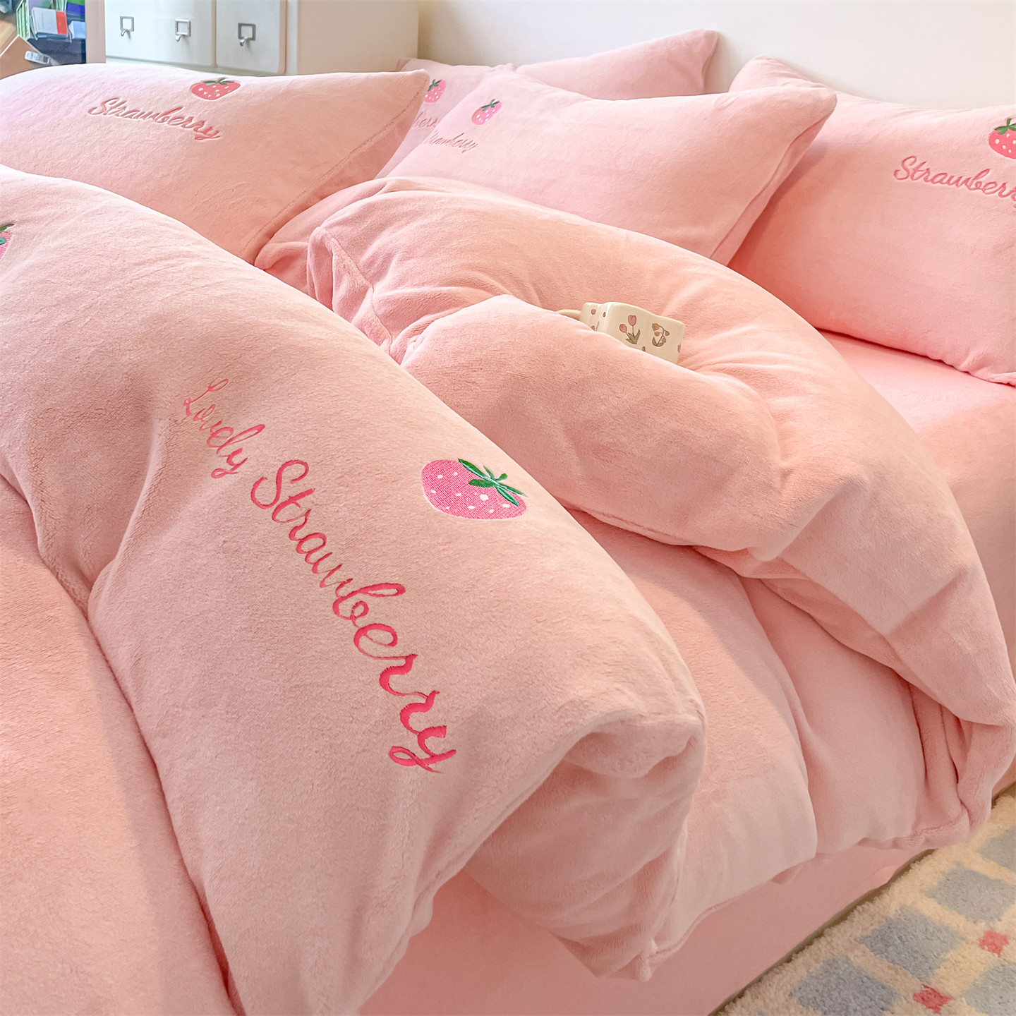 2025新款刺绣ins小清新高克重牛奶绒四件套床笠款四件套