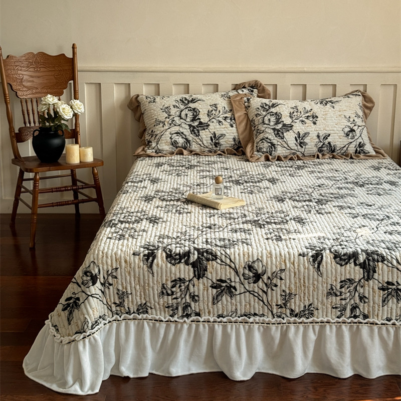 2025新款全消光法式加厚雕花牛奶绒夹棉绗缝床盖三件套 法式浪漫