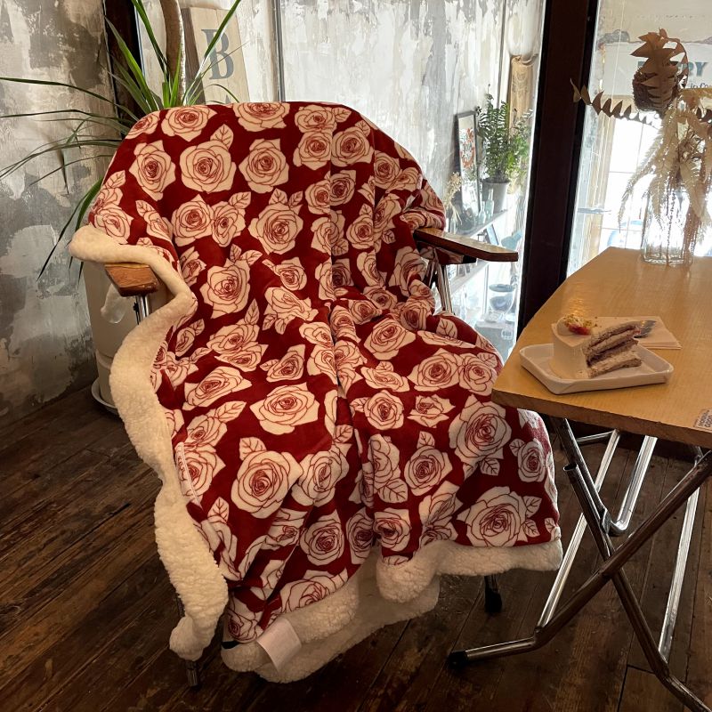 2022新款牛奶绒羊羔绒毛毯多功能拉链盖毯 咖啡店外景模特图 150x200cm（隐形拉链款） 奥黛丽 红