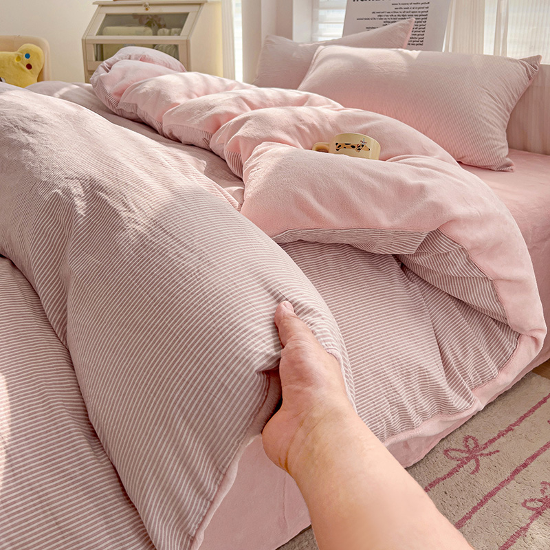 2025新款全棉色织水洗棉+高克重牛奶绒四件套 极细条粉