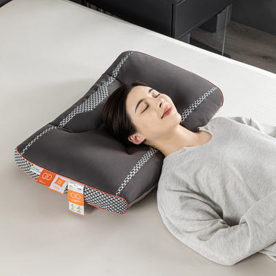 2023新款石墨烯透气枕系列枕头枕芯46*68+6cm（±1） 石墨烯透气枕模特图