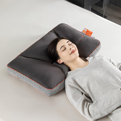 2023新款石墨烯舒颈枕系列枕头枕芯43*69+5cm（±1） 石墨烯舒颈枕模特图