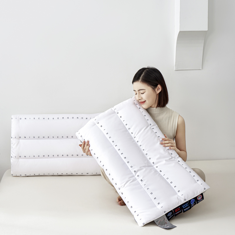 2024新款冰岛鹅绒丝三维护颈乳胶枕  枕头枕芯 48*74cm【模特图】