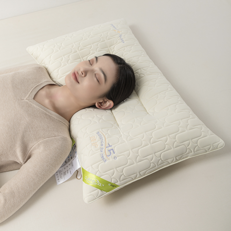 2024新款CLIIA COOL 有氧凉感乳胶护颈枕  枕头枕芯 48*74cm 模特图