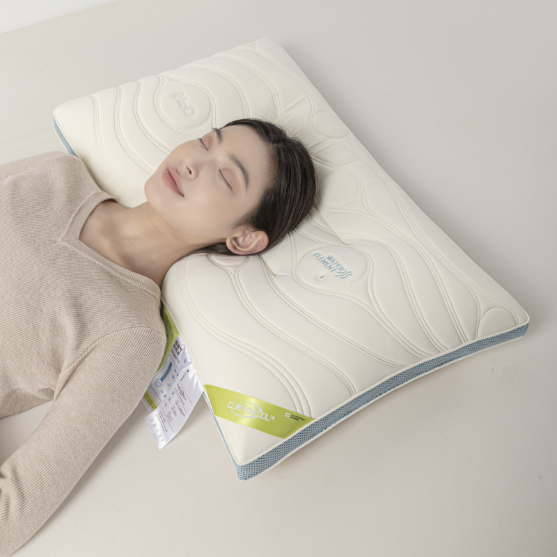 2024新款CLIIA COOL 水光乳胶舒适枕  枕头枕芯 48*74cm 模特图