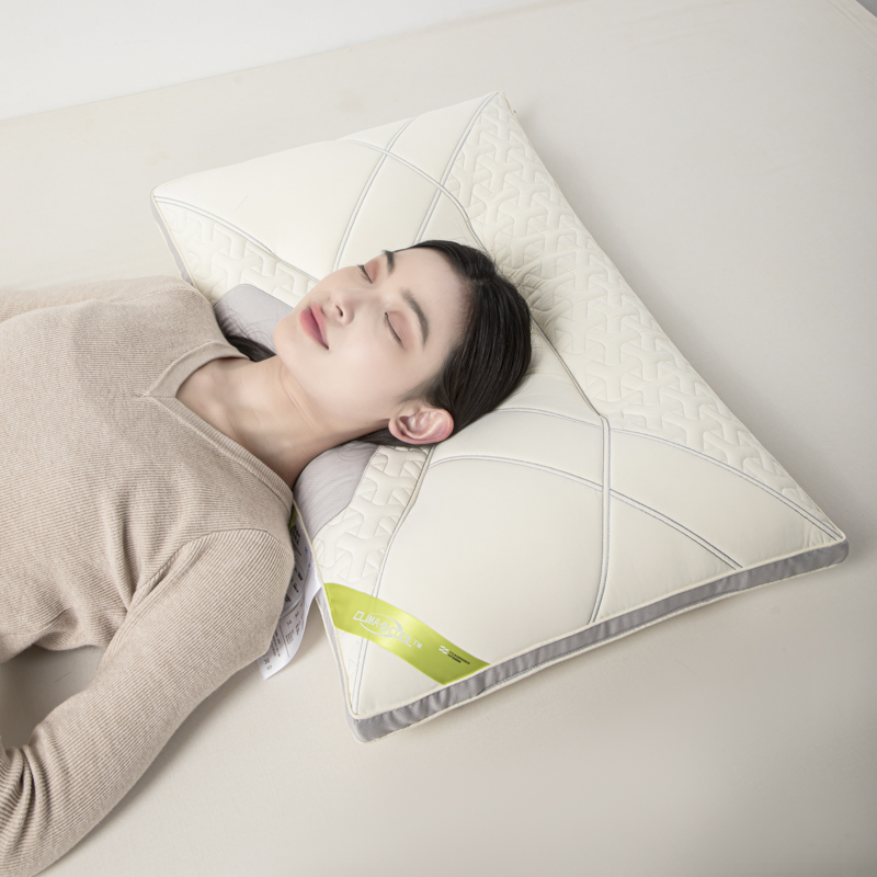 2024新款CLIIA COOL 清风柔感乳胶护颈枕  枕头枕芯 48*74cm 模特图