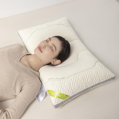 2024新款CLIIA COOL 清风柔感乳胶护肩枕  枕头枕芯 48*74cm 模特图