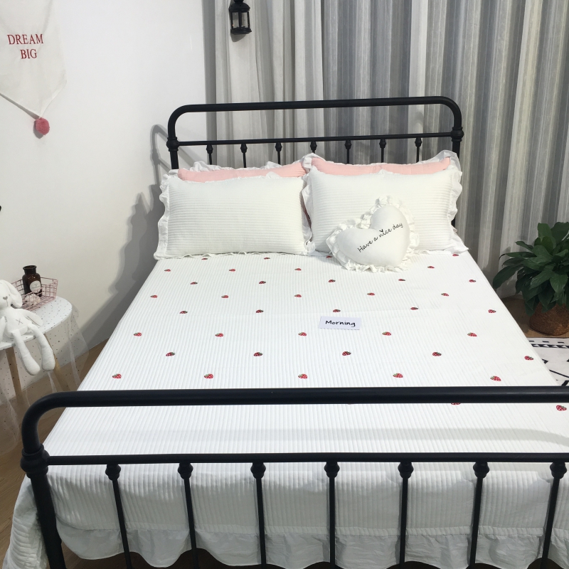 ins韩国床盖三件套 （实拍图） 加大（2.0m-2.2m床） 草莓-白