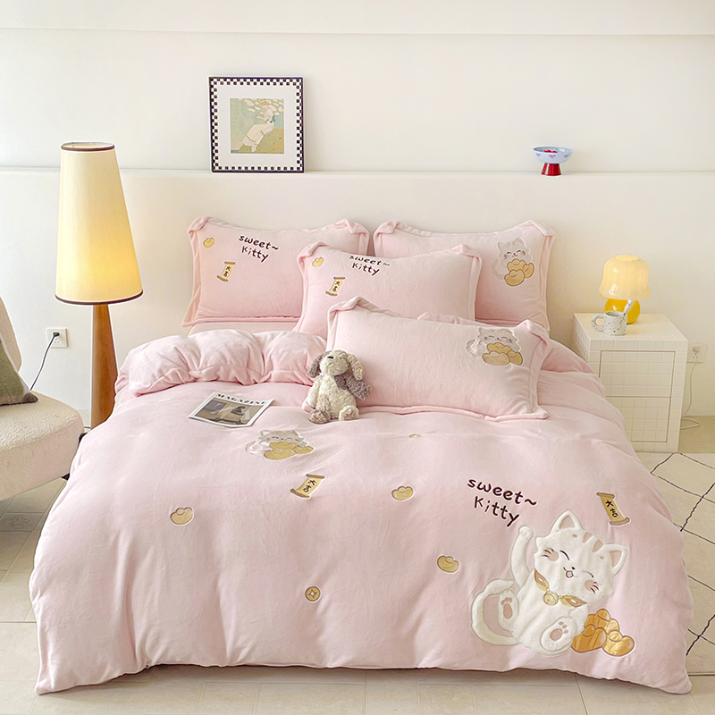 2025新款牛奶绒毛绒贴布绣花保暖四件套-招财猫