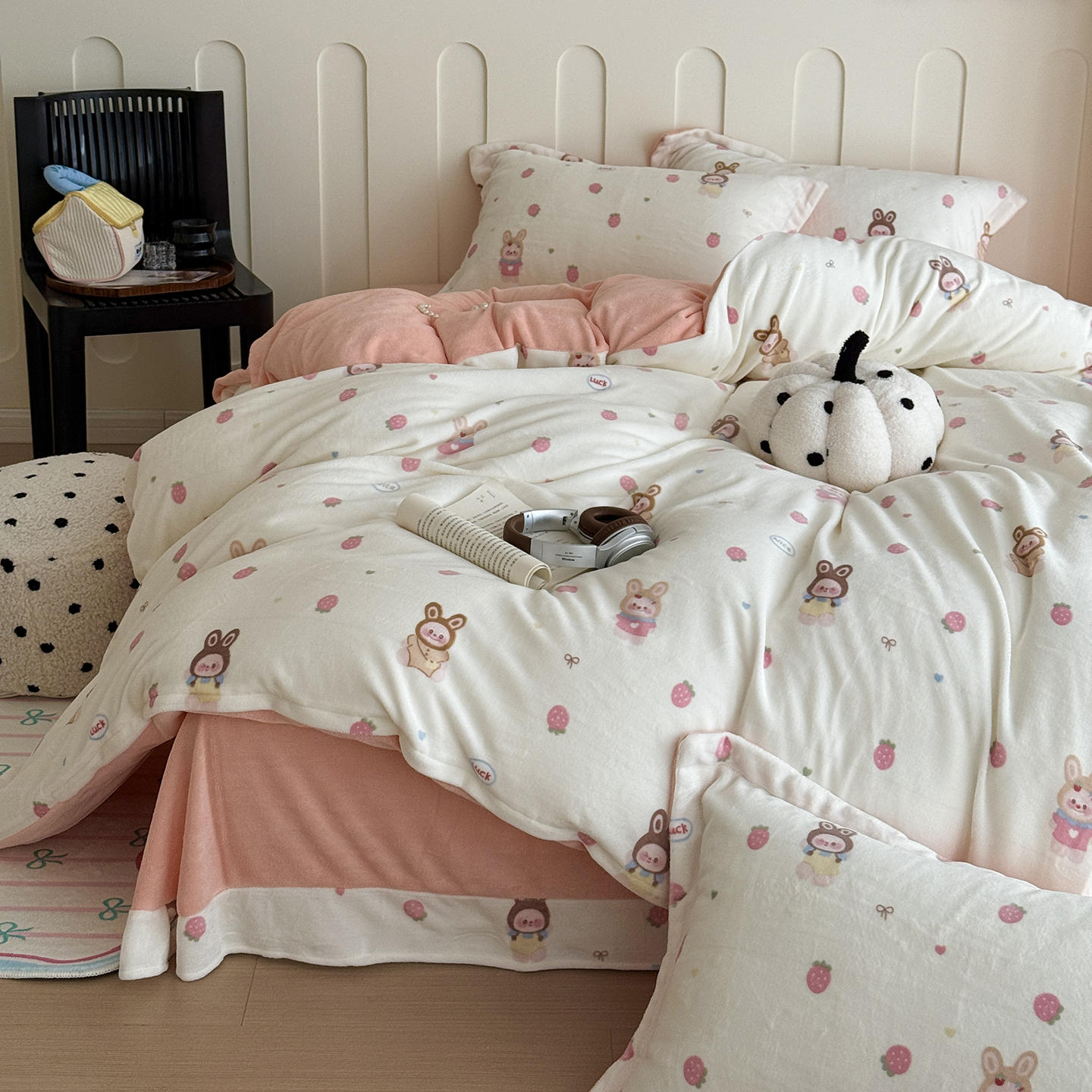 2025新款牛奶绒印花四件套 草莓宝宝